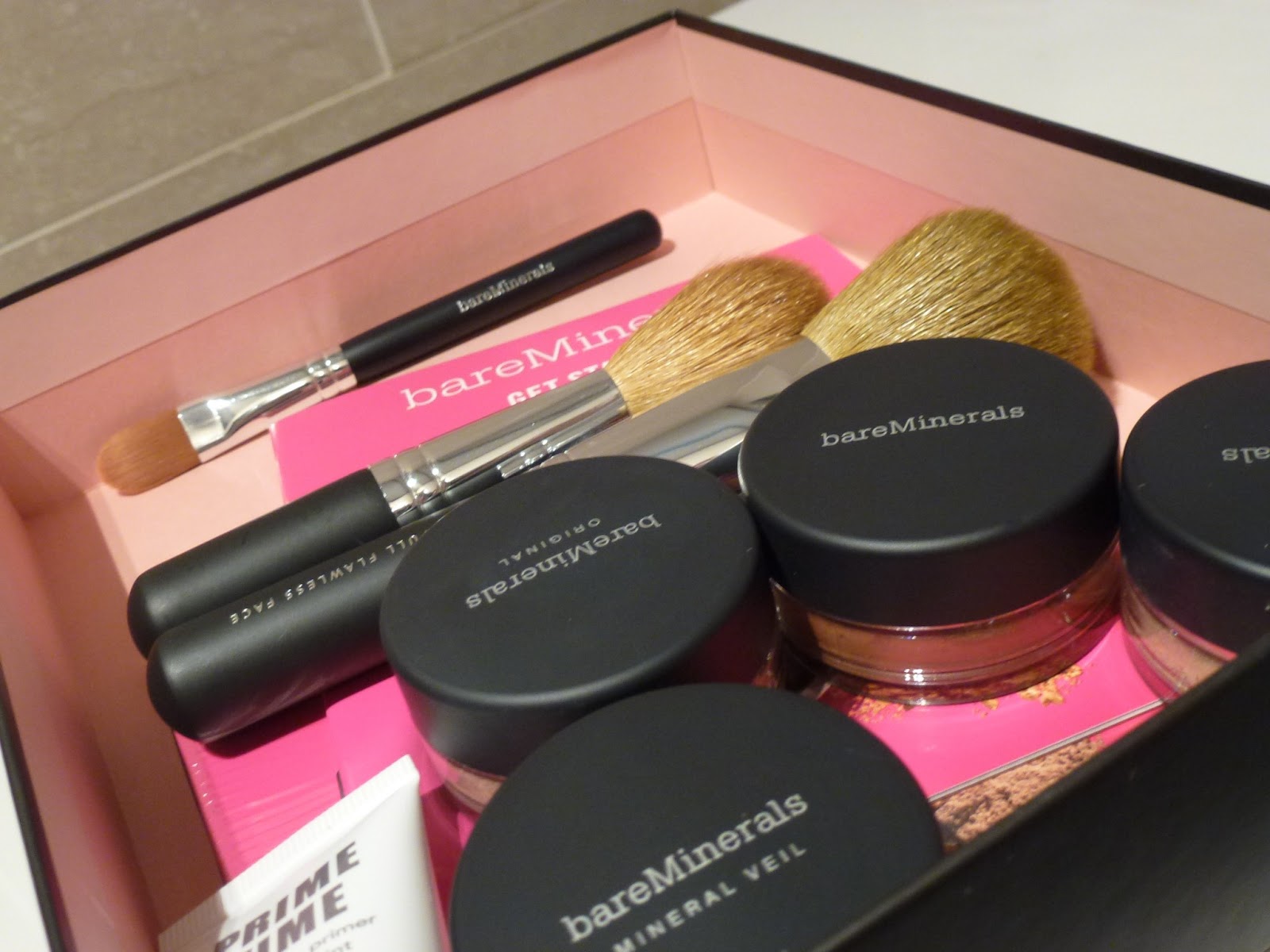 Kit bare essentials makeup nelson shop online